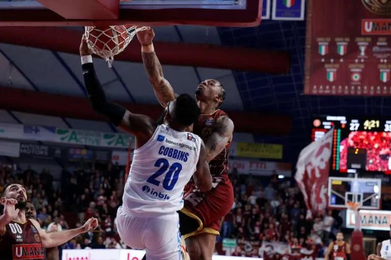 Italie : Rayjon Tucker claque le dunk de l’année