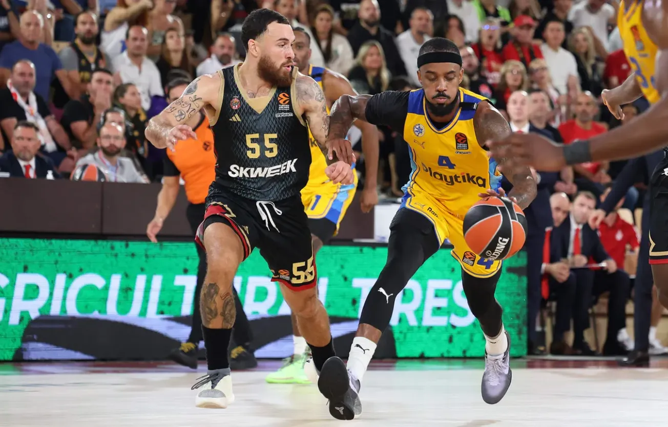 Lorenzo Brown (Maccabi Tel-Aviv) face à Mike James (Monaco) © Euroleague