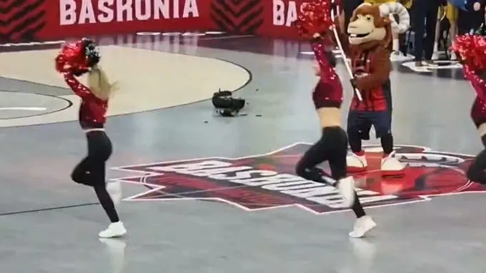 Baskonia-Barça : Un projecteur tombe à quelques mètres d'une danseuse