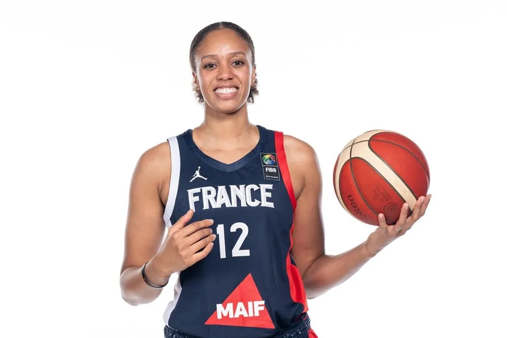 Iliana Rupert a porté la flamme olympique au festival de Cannes