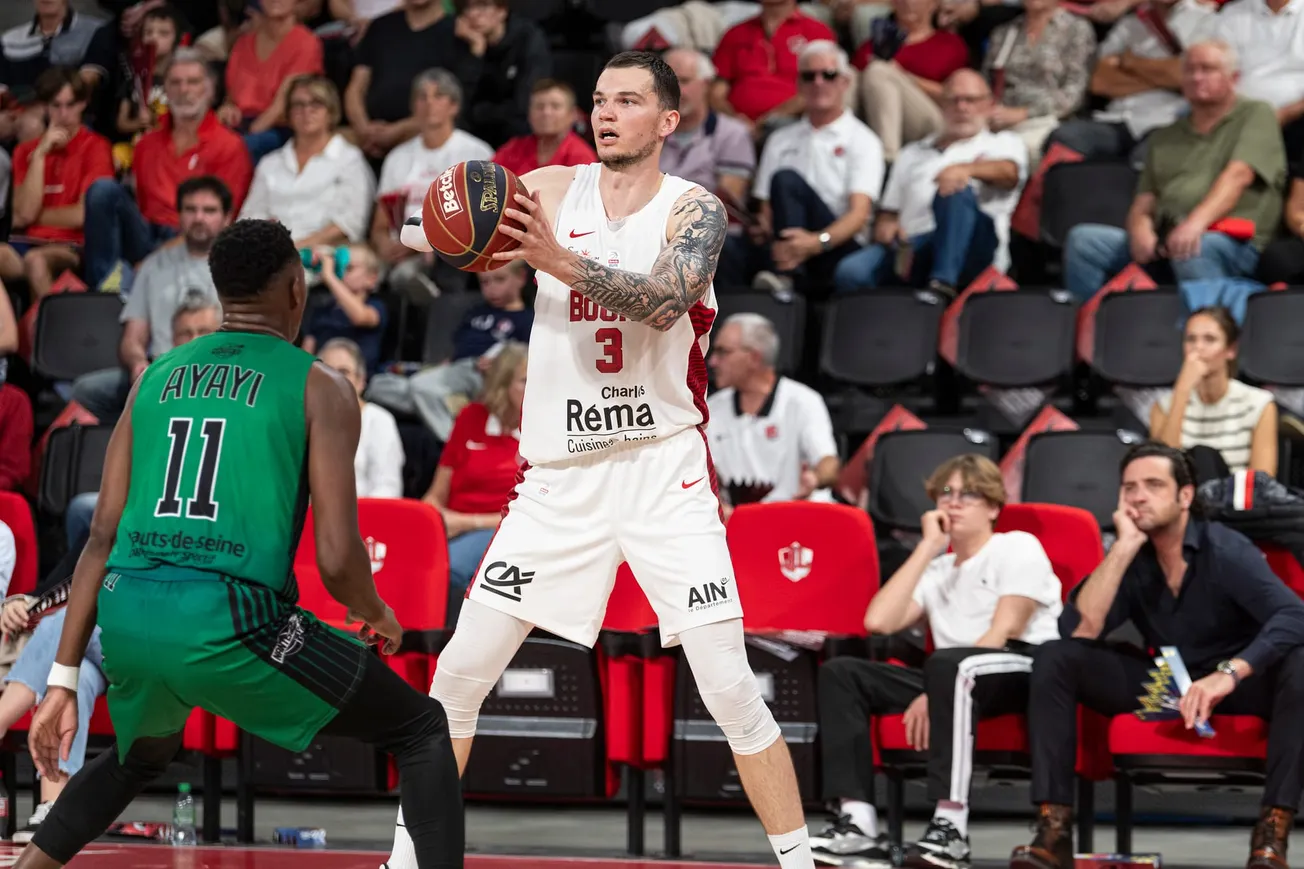 La JL Bourg conserve Maksim Salash