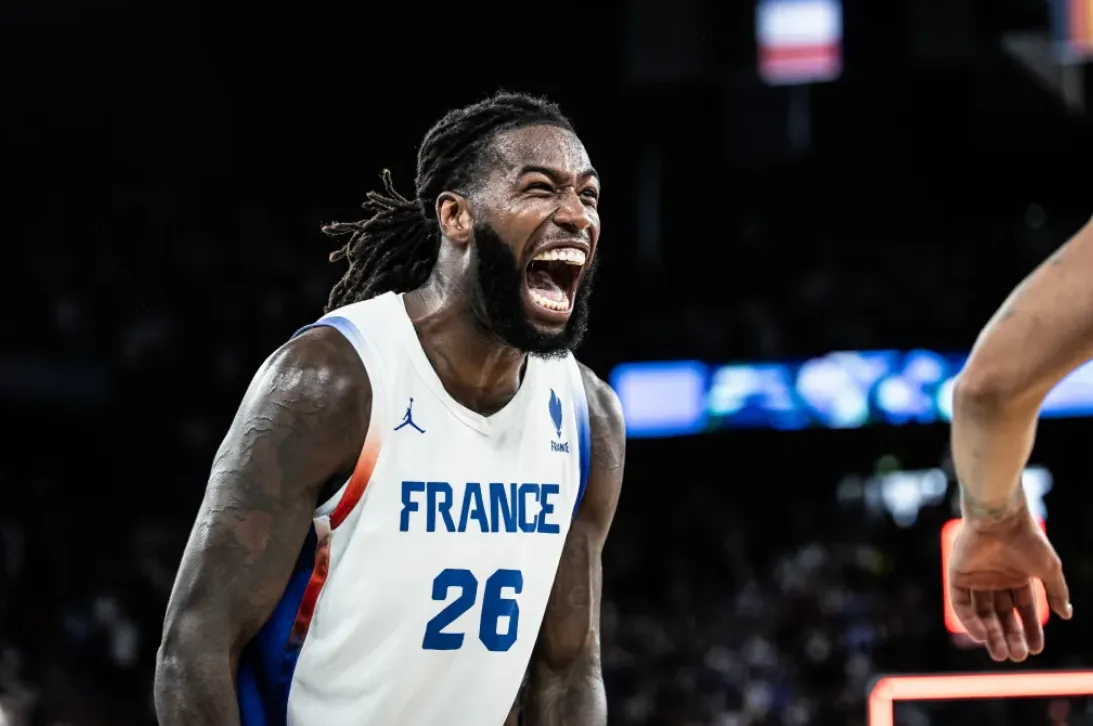 Dans le viseur des New York Knicks, Mathias Lessort devrait rester en Europe