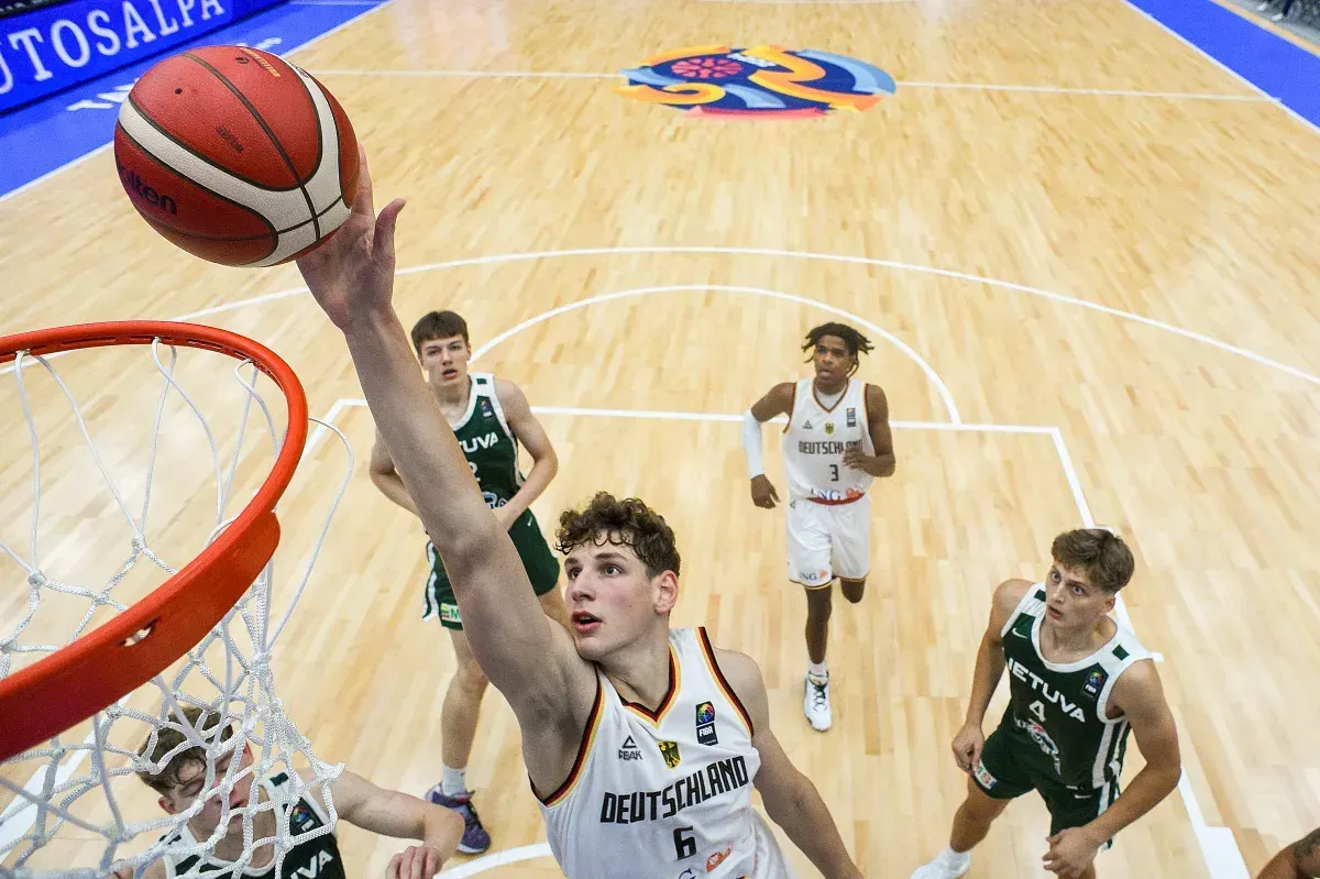 Le grand espoir allemand Hannes Steinbach rejoint l'université de Washington