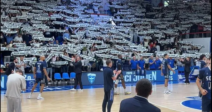 L'incroyable hommage du public de Saint-Quentin à Julien Mahé