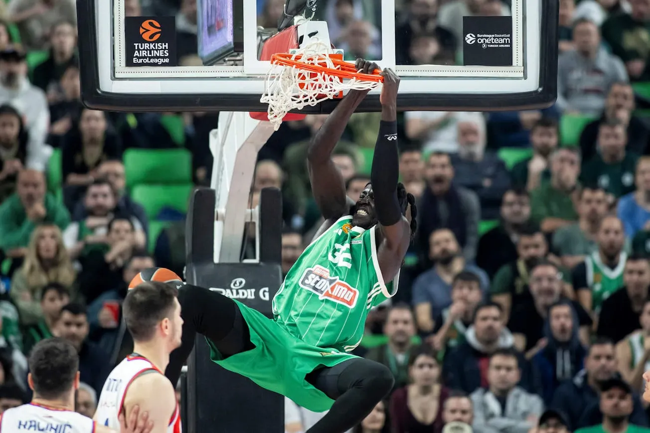 Wenyen Gabriel remplace Devin Booker au Bayern Munich