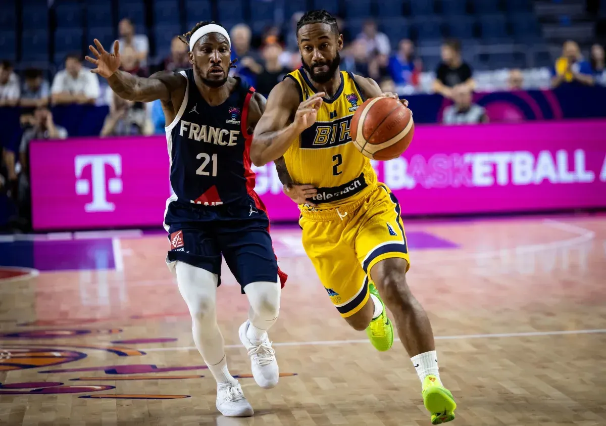 Bosnie-Herzégovine : Et finalement, Xavier Castaneda est remplacé par John Roberson