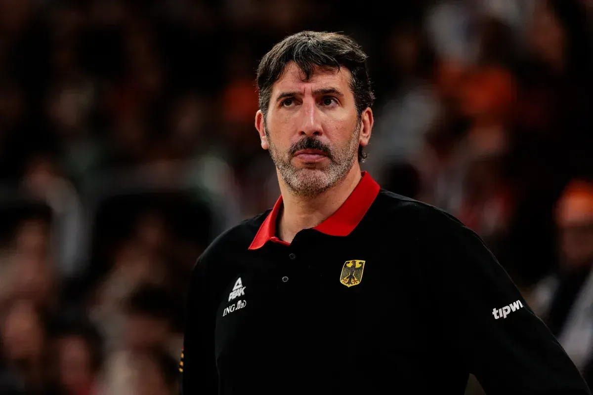 Le coach de l'Allemagne, Alex Mumbru, se retire de l'EuroBasket