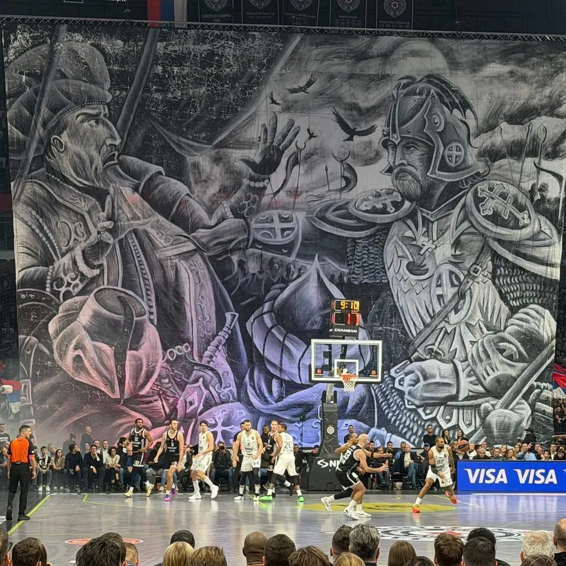 Les supporters du Partizan déploient une banderole qui a provoqué la colère de Fenerbahçe