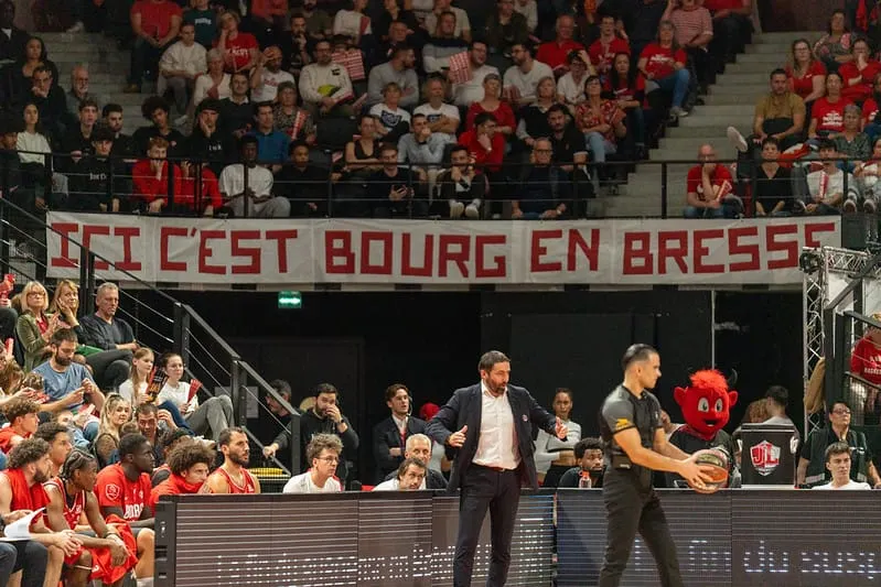 Bourg-Chalon : Deux communiqués pour un incident à caractère raciste