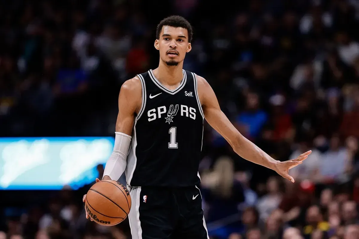 Victor Wembanyama victime d'une hyperextension du genou