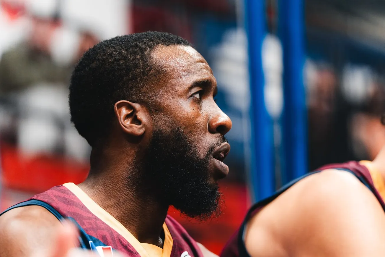 Un buzzer beater pour David Holston, un !