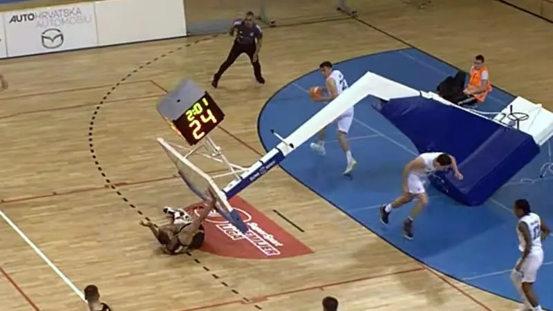 Croatie : Un panier s'écroule sur un dunk