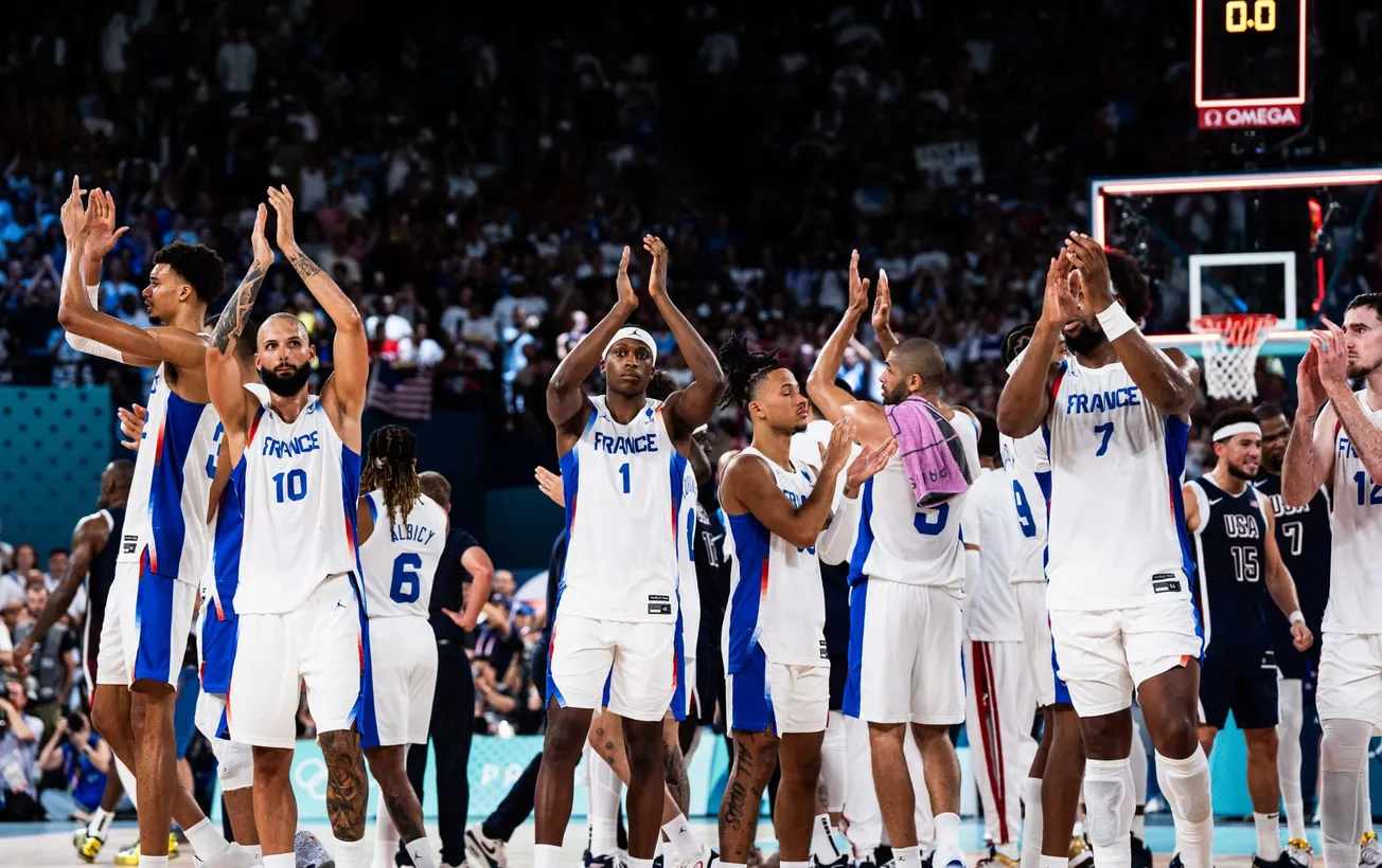 Emmanuel Macron a offert au pape un maillot de l'équipe de France de basket dédicacé !