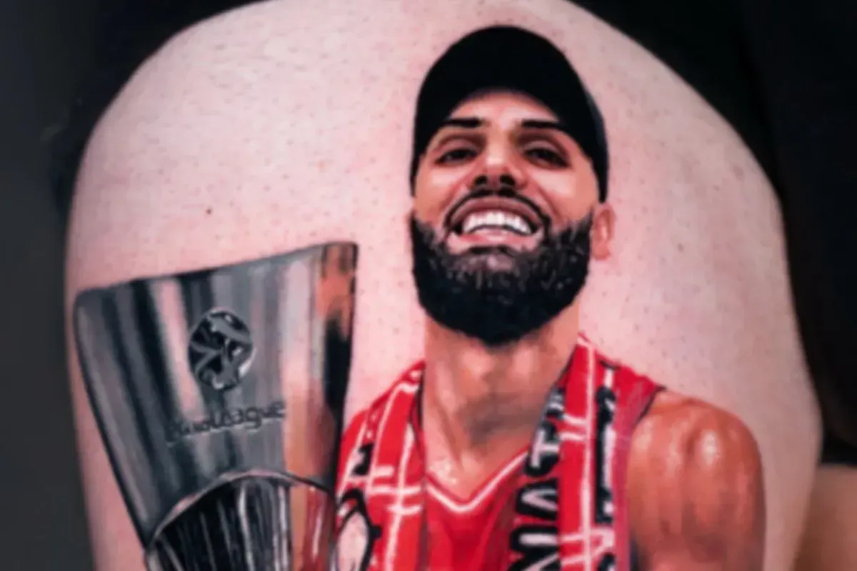 Un fan de l'Olympiakos a fait un tatouage avec Evan Fournier et le trophée de l'Euroleague