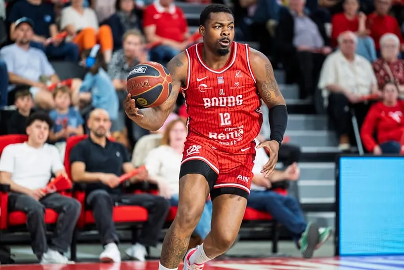 Bourg ne gagne plus, Laurent Legname sort sous les applaudissements