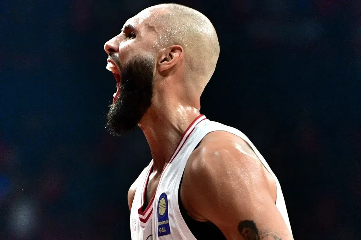 Un Evan Fournier exceptionnel porte Olympiakos vers la victoire face au Panathinaikos