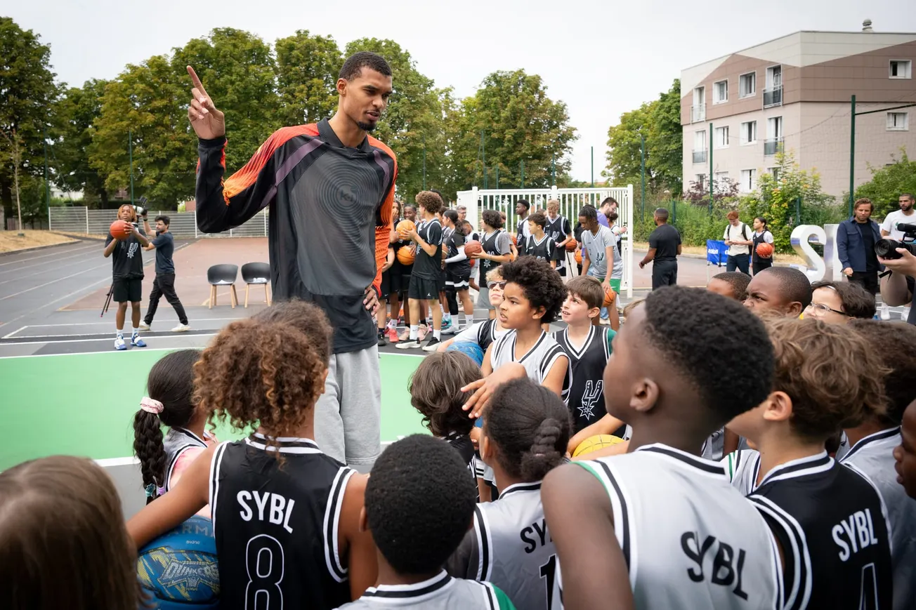 Victor Wembanyama a inauguré un terrain à Nanterre