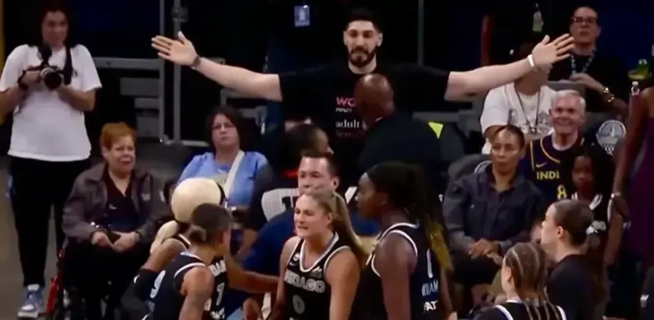 Enes Kanter Freedom provoque un scandale lors d'un match WNBA