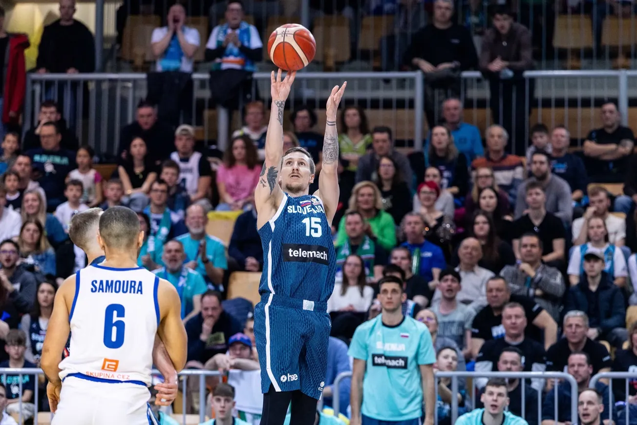 La Slovénie avec Gregor Hrovat, Leon Stergar, Alen Omic et Klemen Prepelic contre la France à Paris