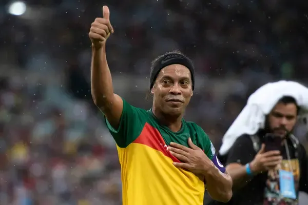 En attendant un potentiel rachat de Monaco, Ronaldinho va reprendre le football