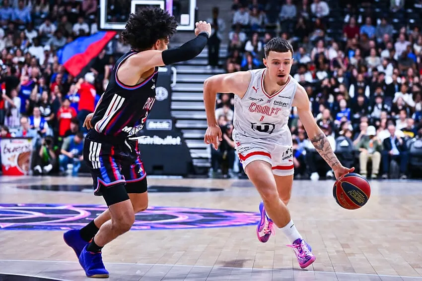 Nathan De Sousa balle en main sous le maillot de Cholet Basket face au Paris Basketball, en Betclic Élite lors de la saison 2025-26