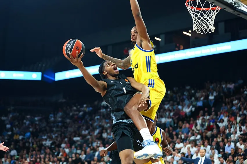 Marc-Owen Fodzo Dada (ASVEL) au layup face à la défense du Maccabi Tel-Aviv en Euroleague, saison 2026-27