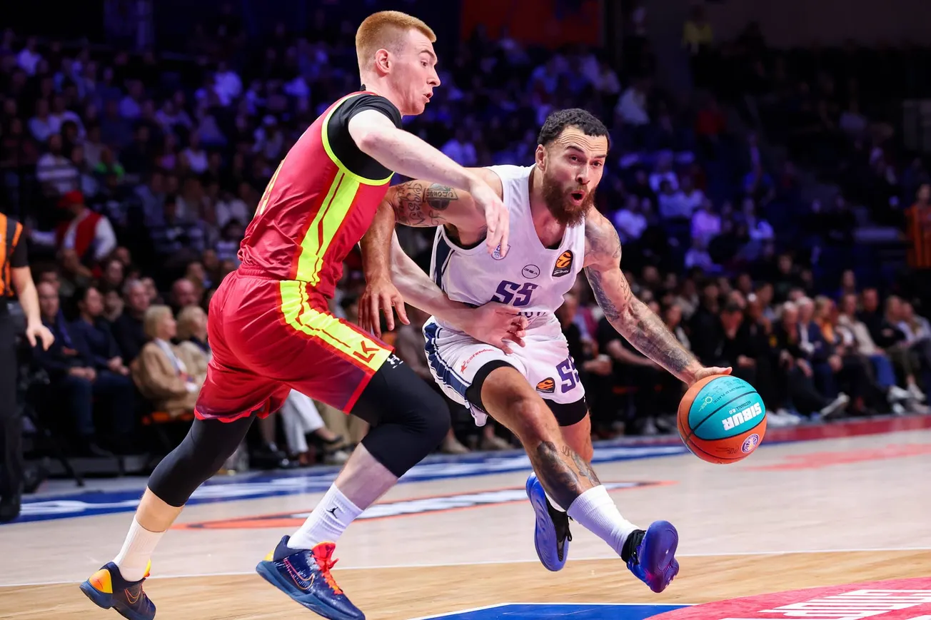 Mike James (Anadolu Efes, en blanc) part en pénétration lors de la SuperCoupe de VTB United League 2026, à la VTB Arena de Moscou.