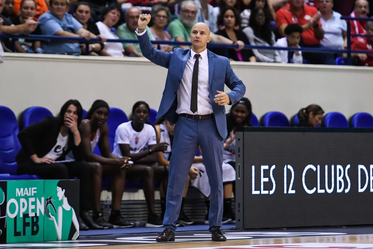 Frédéric Dusart, entraîneur de Villeneuve-d'Ascq, sur le bord du terrain lors du match contre Mondeville à l'Open LFB 2018, le 13 octobre 2018 à Paris.
