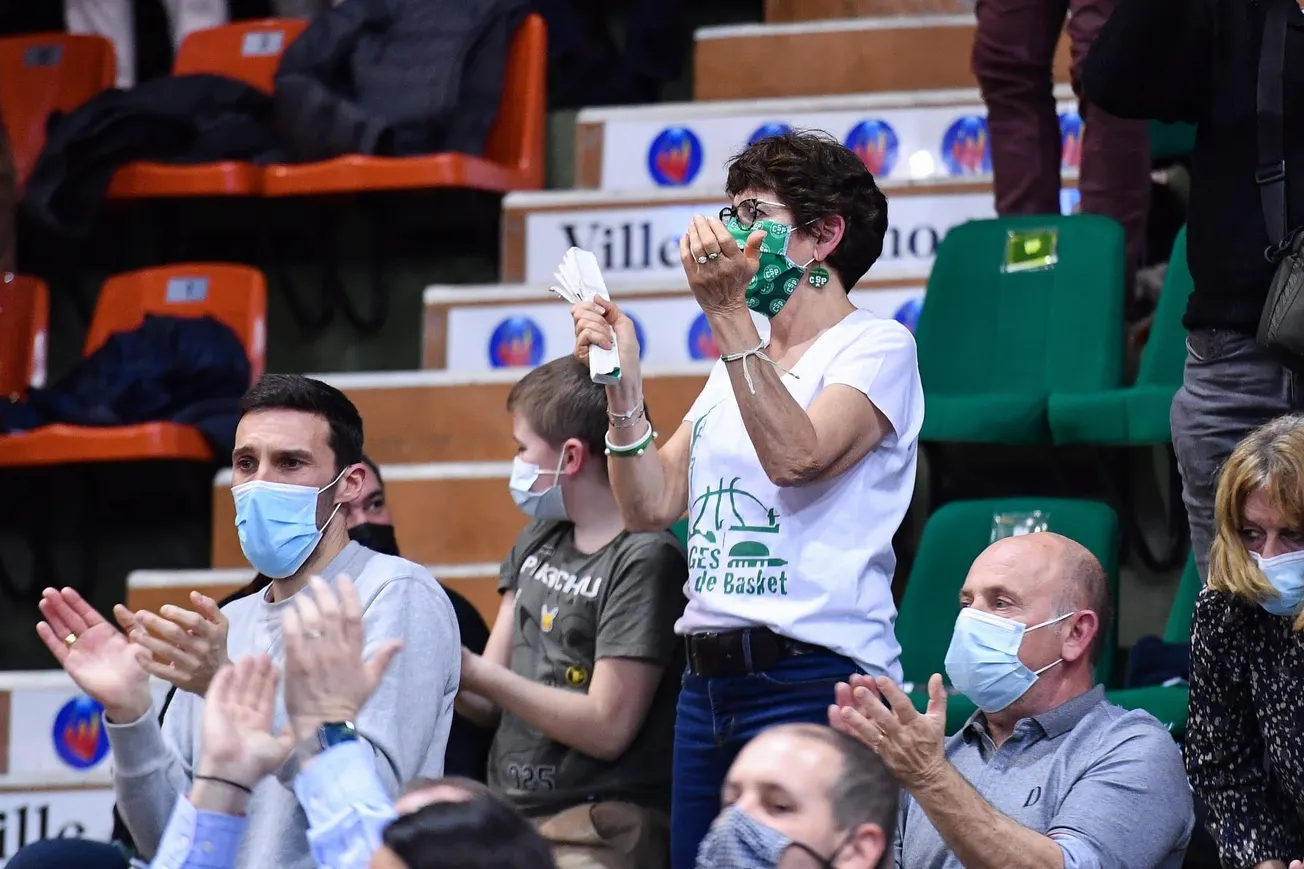 Supporters du Limoges CSP dans les tribunes du Palais des Sports de Beaublanc lors du match de Betclic Élite contre Pau, le 20 février 2022