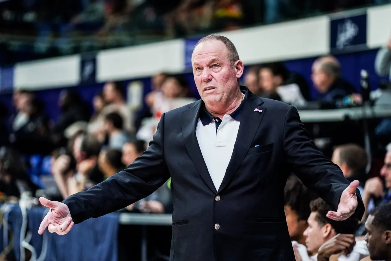 Jean-Denys Choulet, alors entraîneur de Roanne, lors du match de Betclic Élite entre les Metropolitans 92 et la Chorale Roanne, salle Marcel-Cerdan à Paris, le 26 novembre 2023