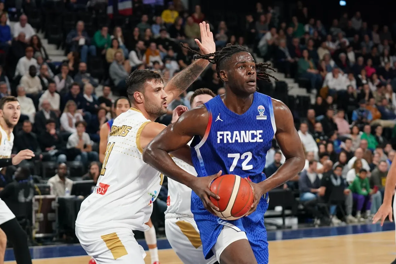 Jean-Marc Pansa sous le maillot de l'équipe de France face à Chypre, en qualifications de l'EuroBasket 2025, à l'Arena Futuroscope le 24 novembre 2024