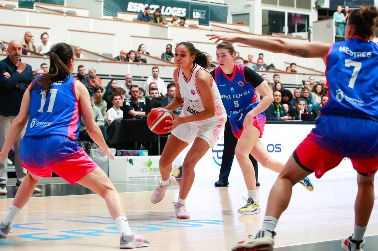 Aïnhoa Risacher, de l'ASVEL, balle en main lors de la demi-finale d'EuroCup féminine entre l'ASVEL et le Baxi Ferrol à Lyon, le 13 mars 2025