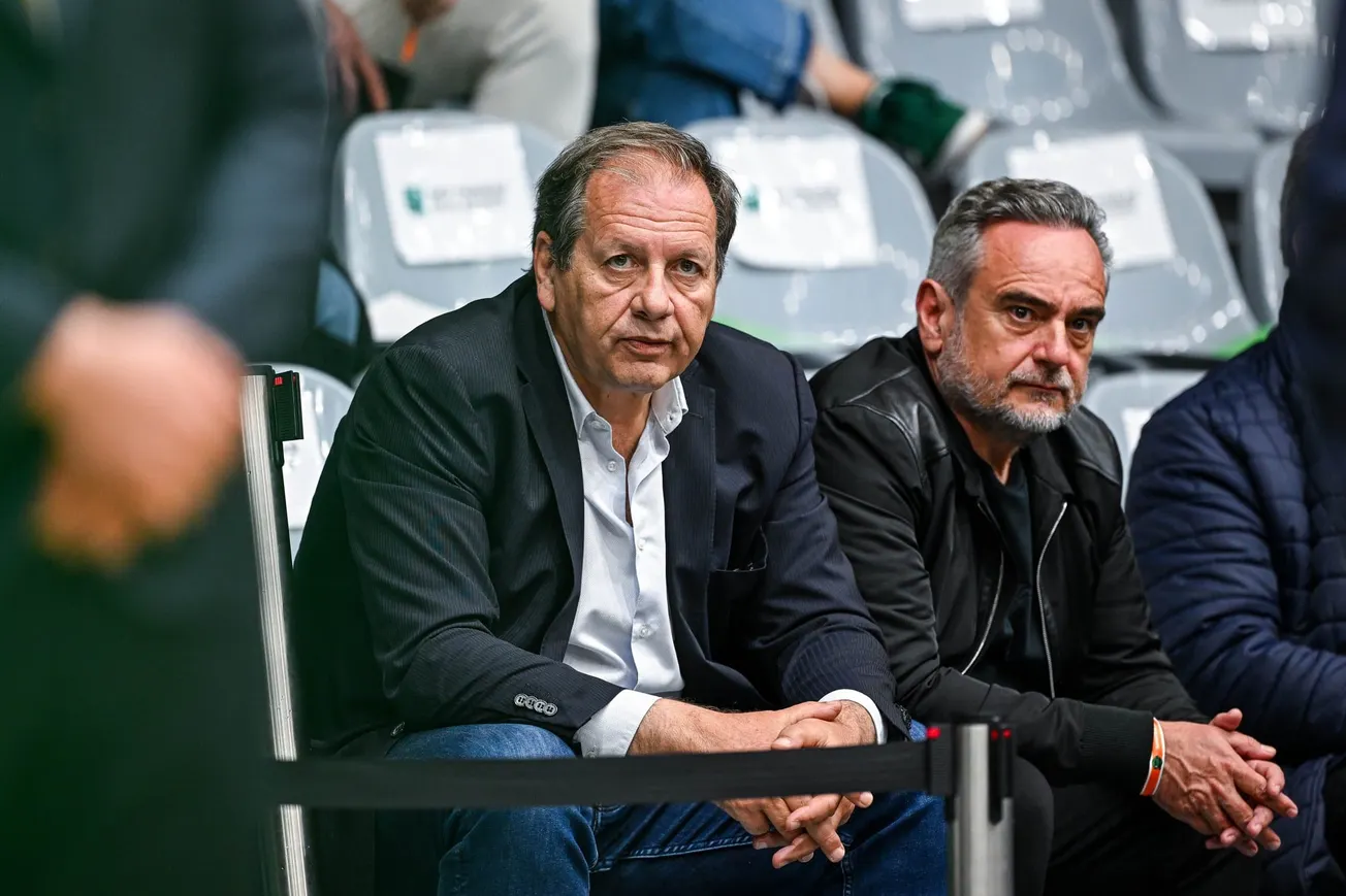 Makis Angelopoulos, propriétaire et coprésident de l'AEK Athènes, en tribune lors du quart de finale de Basketball Champions League à Nanterre en avril 2025