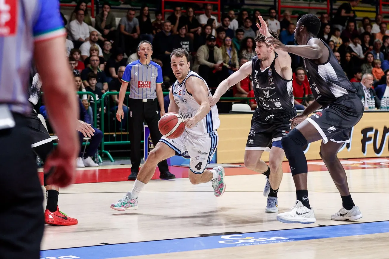 Kevin Pangos, sous le maillot du Napoli Basket, balle en main lors du match de Serie A entre Derthona Tortona et Naples à Casale Monferrato, le 4 mai 2025