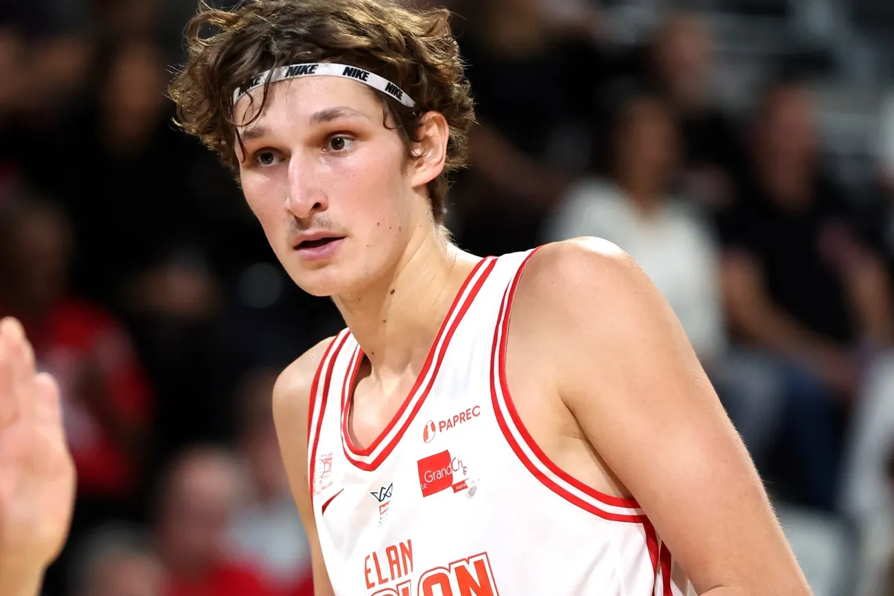 Yanis Tonnellier sous le maillot de l'Élan Chalon lors du match de Betclic Élite entre Lyon-Villeurbanne et Chalon-sur-Saône à la LDLC Arena de Lyon, le 1er novembre 2025