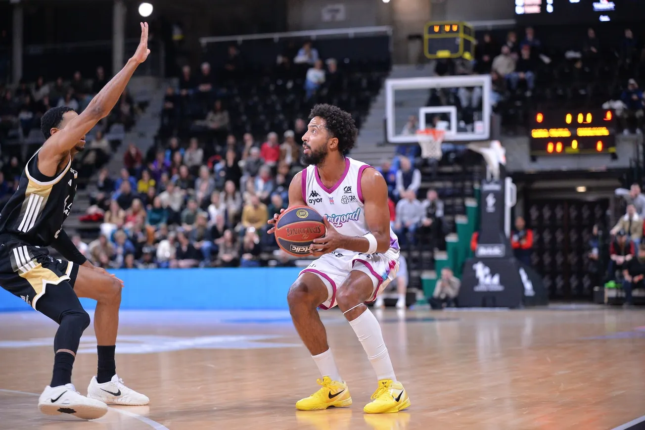 Thomas Ville, joueur de Boulazac, ballon en main lors du match de Betclic Élite entre l'ASVEL et Boulazac à l'Astroballe de Villeurbanne, le 13 janvier 2026