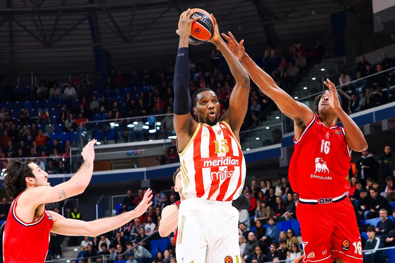 Ebuka Izundu, pivot de l'Étoile Rouge de Belgrade, au rebond lors du match d'Euroleague contre l'Olimpia Milan au Unipol Forum d'Assago le 15 janvier 2026