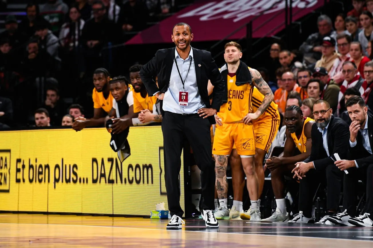 Lamine Kébé, entraîneur de l'Orléans Loiret Basket, donne des consignes lors de la finale de la Leaders Cup Élite 2 contre Roanne au Futuroscope de Poitiers, le 22 février 2026