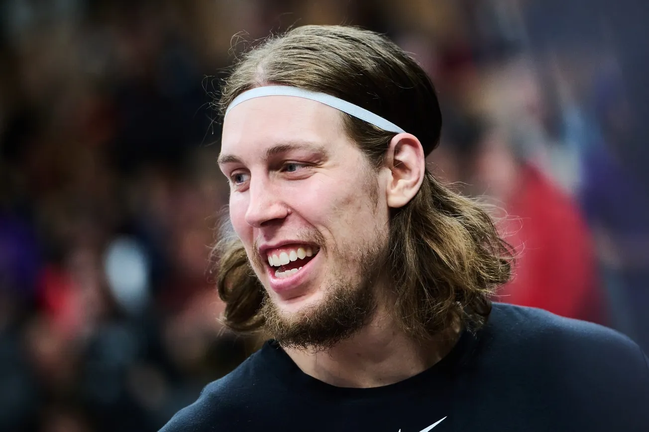 Kelly Olynyk, alors joueur des San Antonio Spurs, à l'échauffement avant un match de NBA face aux Toronto Raptors, à Toronto, le 25 février 2026