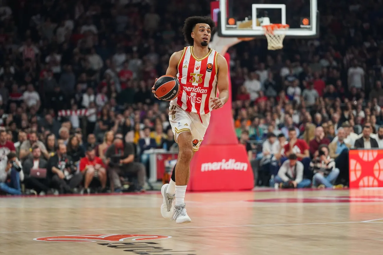 Jordan Nwora, de l'Étoile Rouge de Belgrade, conduit le ballon lors du match d'Euroleague contre le Bayern Munich à la Belgrade Arena, le 6 mars 2026.
