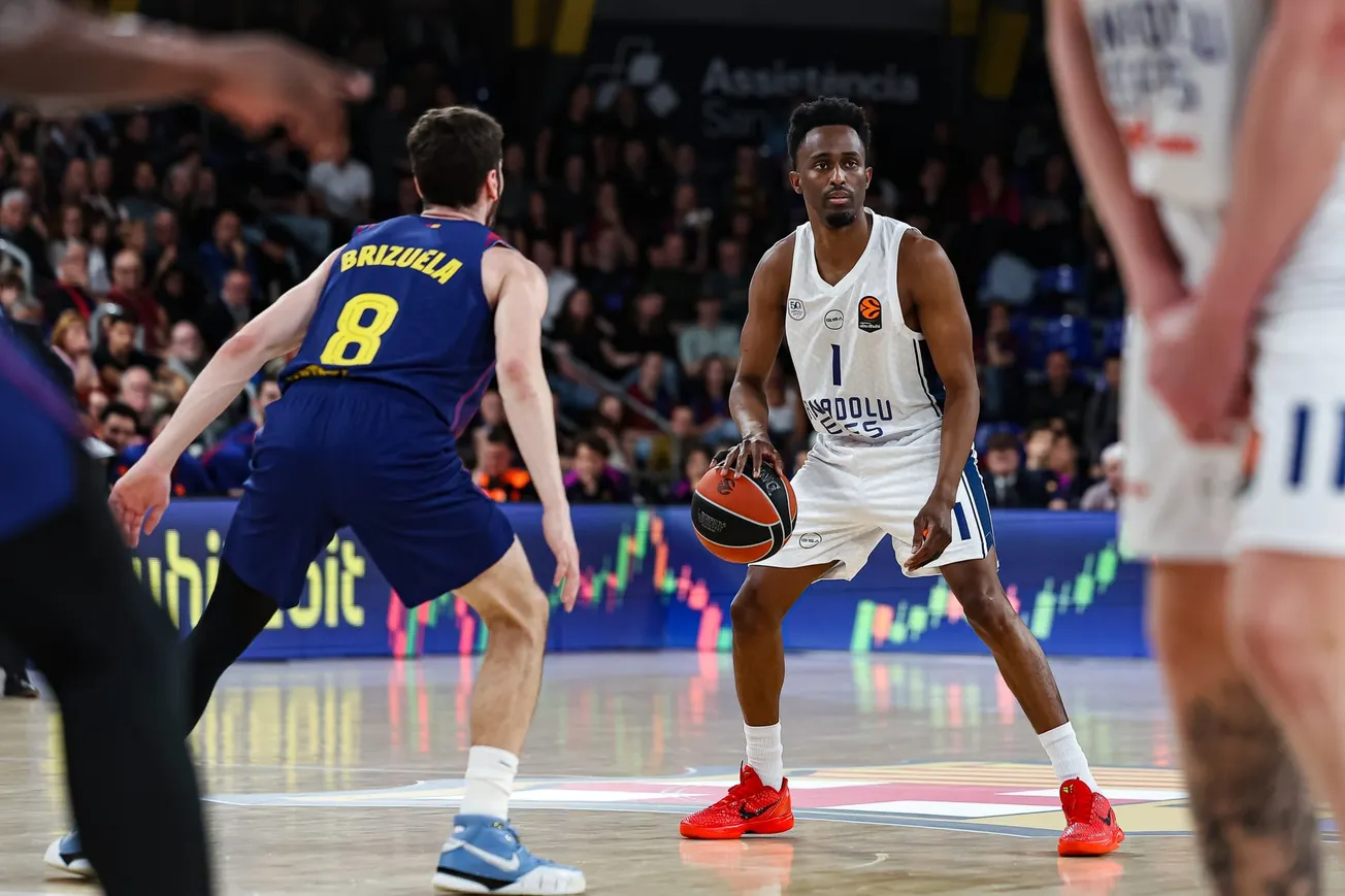 Rodrigue Beaubois, sous le maillot de l'Anadolu Efes, en action contre le FC Barcelone au Palau Blaugrana lors de la 33e journée d'Euroleague, le 24 mars 2026