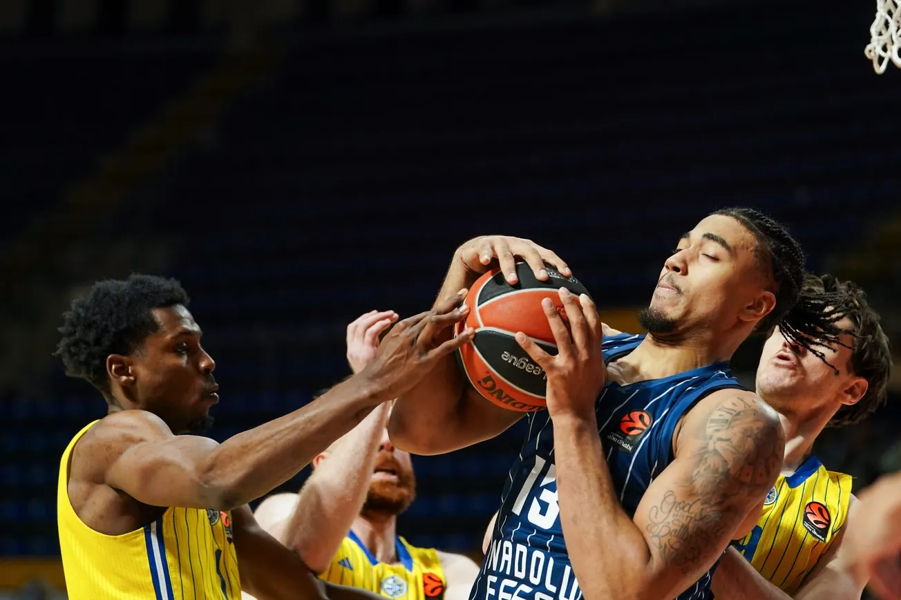Brice Dessert sous le maillot de l'Anadolu Efes lors du match d'Euroleague contre le Maccabi Tel-Aviv, à la salle Aleksandar Nikolic de Belgrade, le 2 avril 2026