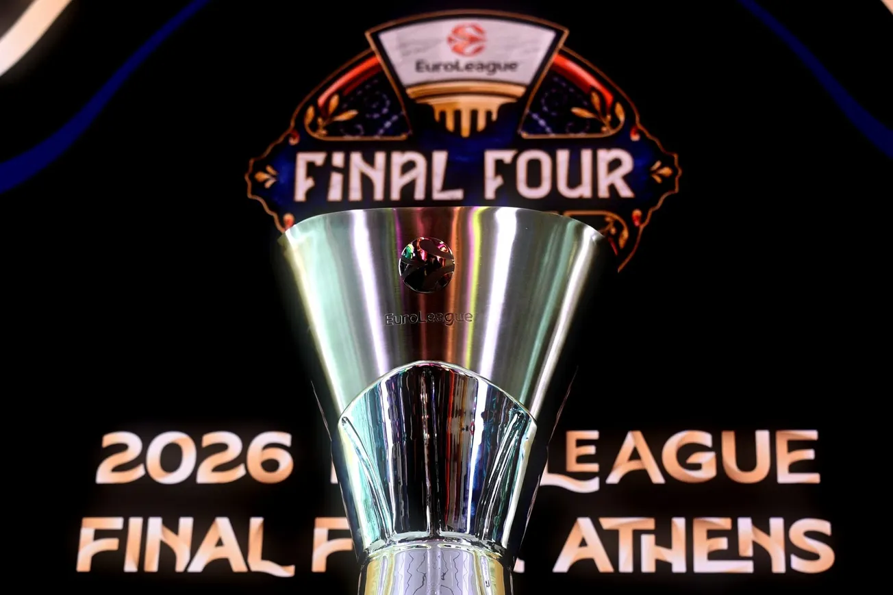 Le trophée de l'Euroleague exposé lors de la conférence de presse du Final Four 2026 au Telekom Center d'Athènes