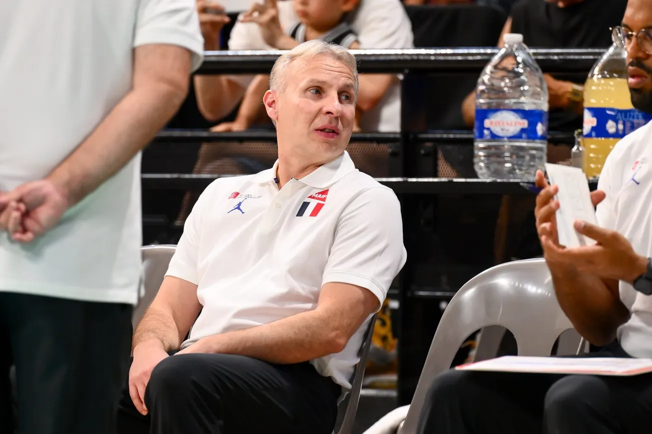 Laurent Vila, membre du staff de l'équipe de France, assis lors du match France-Finlande de qualification à la Coupe du monde 2027, au Palais des Sports de Pau, le 6 juillet 2026