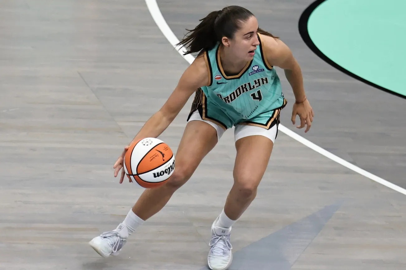 Marine Fauthoux, meneuse du New York Liberty, contrôle le ballon lors du match de WNBA face au Chicago Sky au Barclays Center de Brooklyn, le 22 juillet 2026