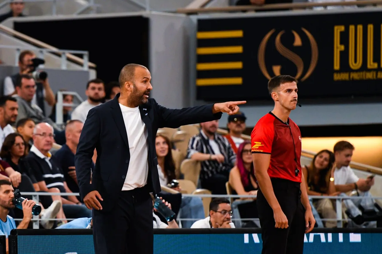 T.J. Parker, entraîneur de Roanne, donne des consignes à côté d'un arbitre lors de la demi-finale de la Supercoupe LNB contre l'ASVEL à Roland-Garros, le 19 septembre 2026.