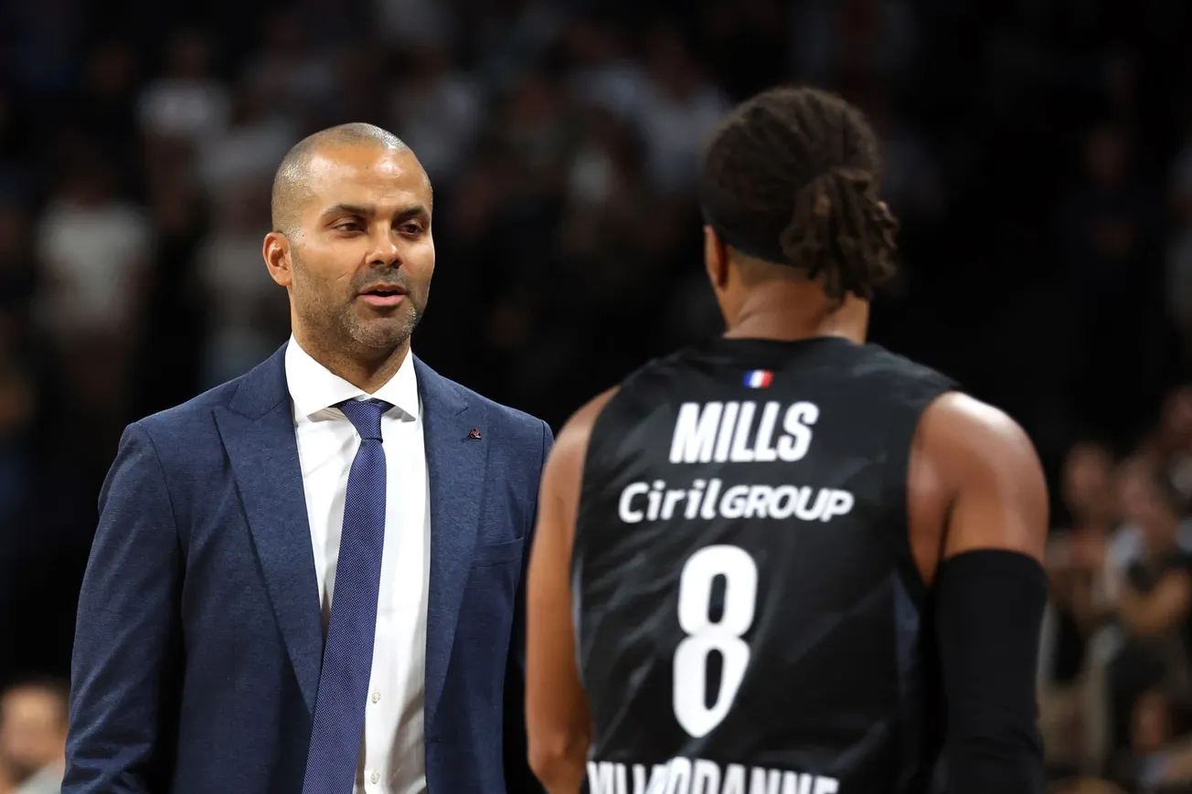 Tony Parker, entraîneur de l'ASVEL, échange avec Patty Mills lors du match d'Euroleague face au Maccabi Tel-Aviv à la LDLC Arena, le 24 septembre 2026