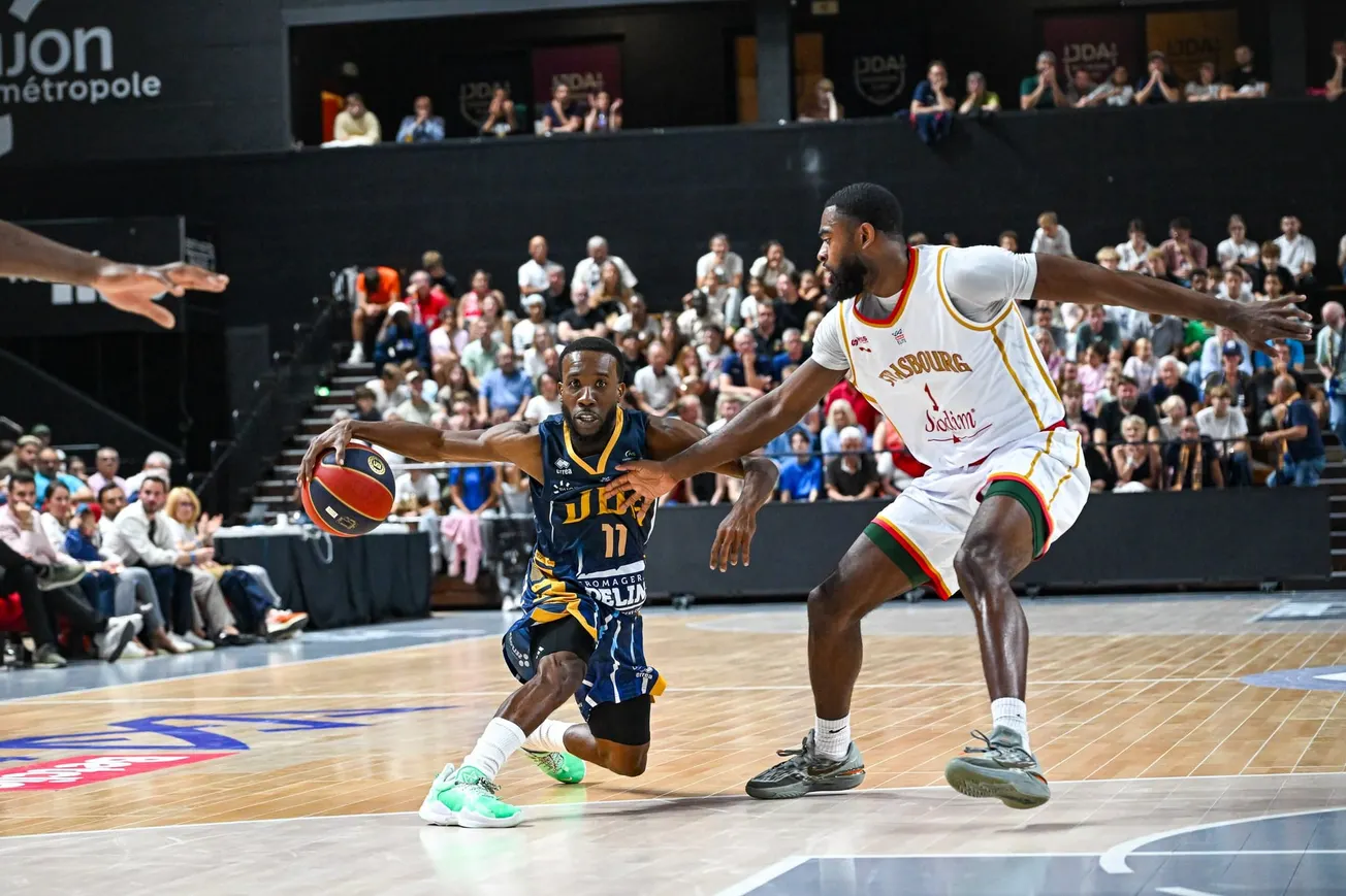 David Holston (JDA Dijon) face à un défenseur de Strasbourg, Betclic Élite, Palais des sports Jean-Michel-Geoffroy de Dijon, 25 septembre 2026