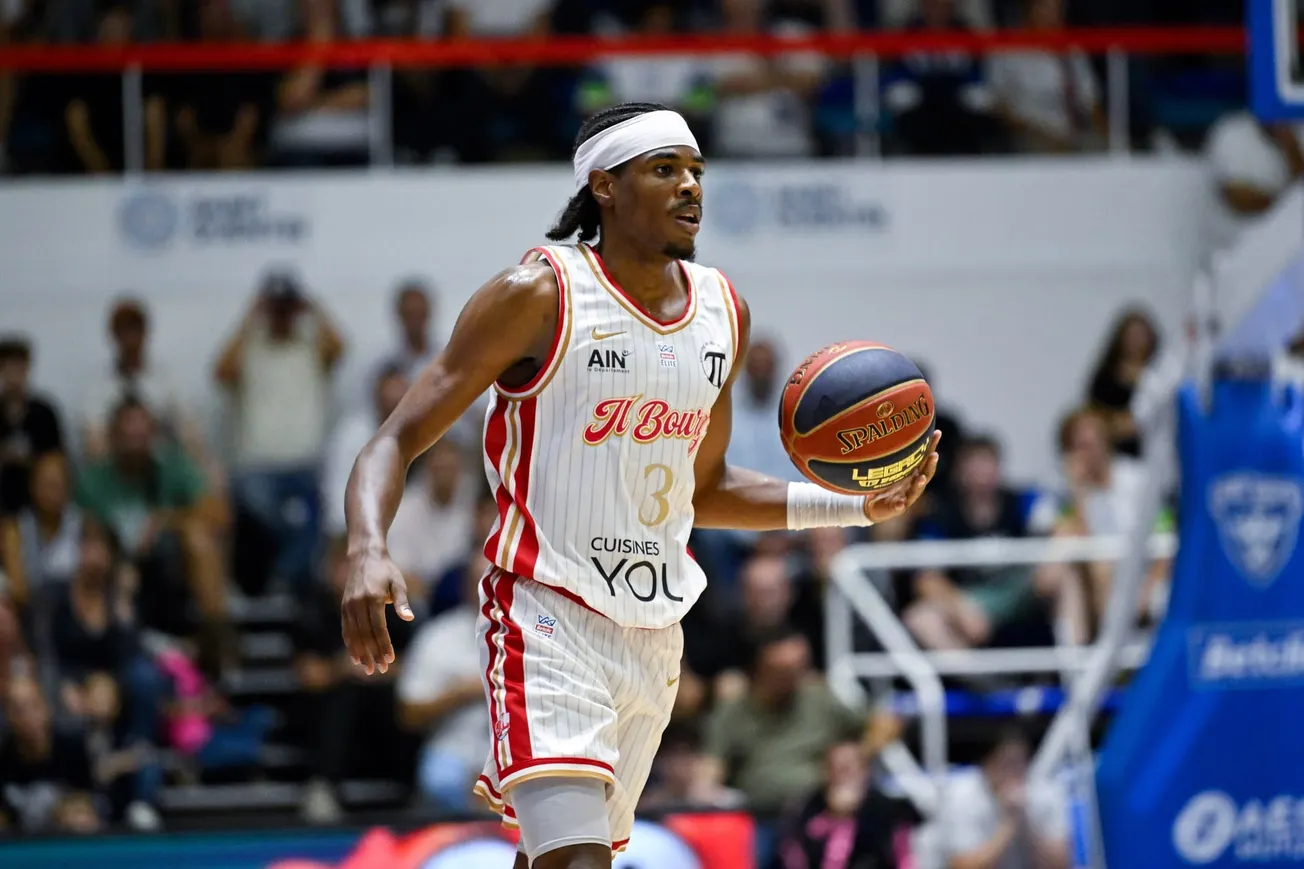 Assémian Moularé (JL Bourg) balle en main lors de Saint-Quentin contre Bourg-en-Bresse en Betclic Élite, au Palais des Sports Pierre-Ratte, le 26 septembre 2026.