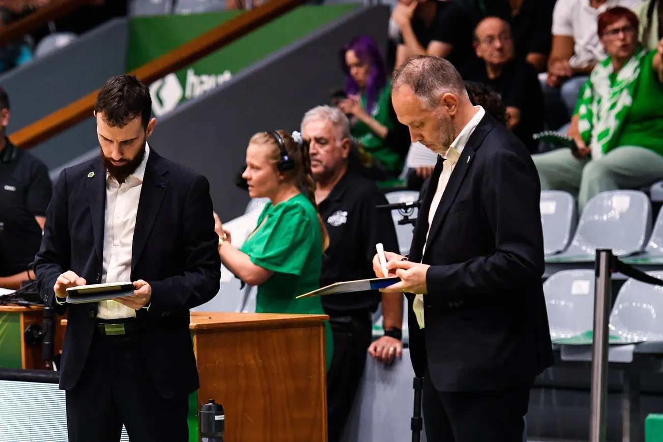 Julien Mahé, entraîneur de Nanterre 92, et son adjoint Karim Remil lors du match de Betclic Élite entre Nanterre et Pau au Palais des sports Maurice-Thorez, le 26 septembre 2026